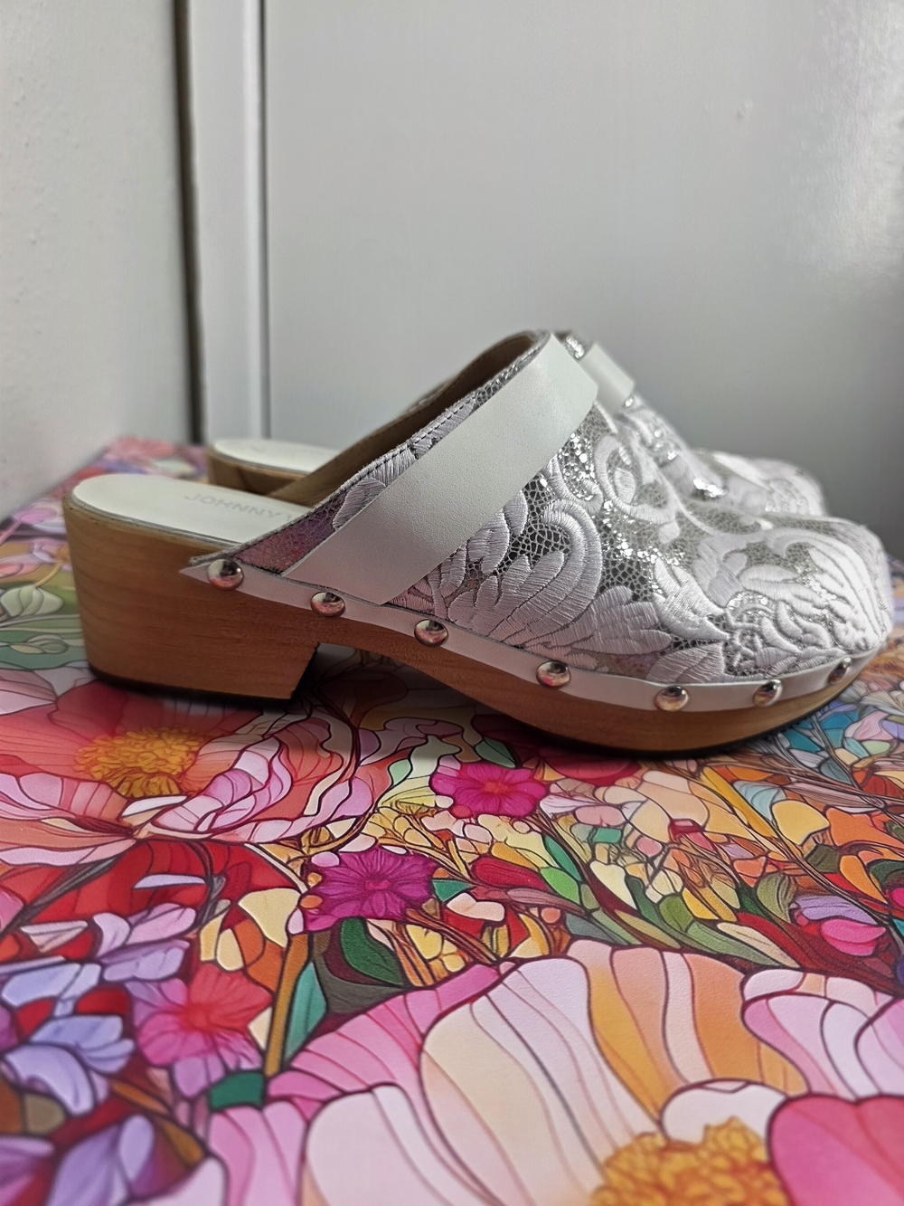 Johnny Was Women Silver Floral Embroidered Slip-On Mules Size 40 - Picture 3 of 5